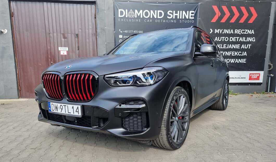 Powłoka ceramiczna na auto, czarne bmw, czerwony grill